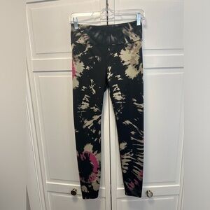 Noli Yoga Tie Dye Leggings Size Women’s Medium Color Black, Tan, Pink